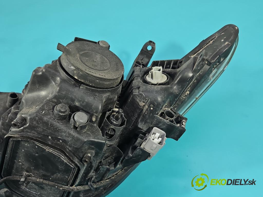 Toyota Auris II 2012-2018 1.6 16V 132  HP manual 97 kW 1598 cm3 5- Reflektor: pravý 81110-02K30 (Svetlo predné pravé)