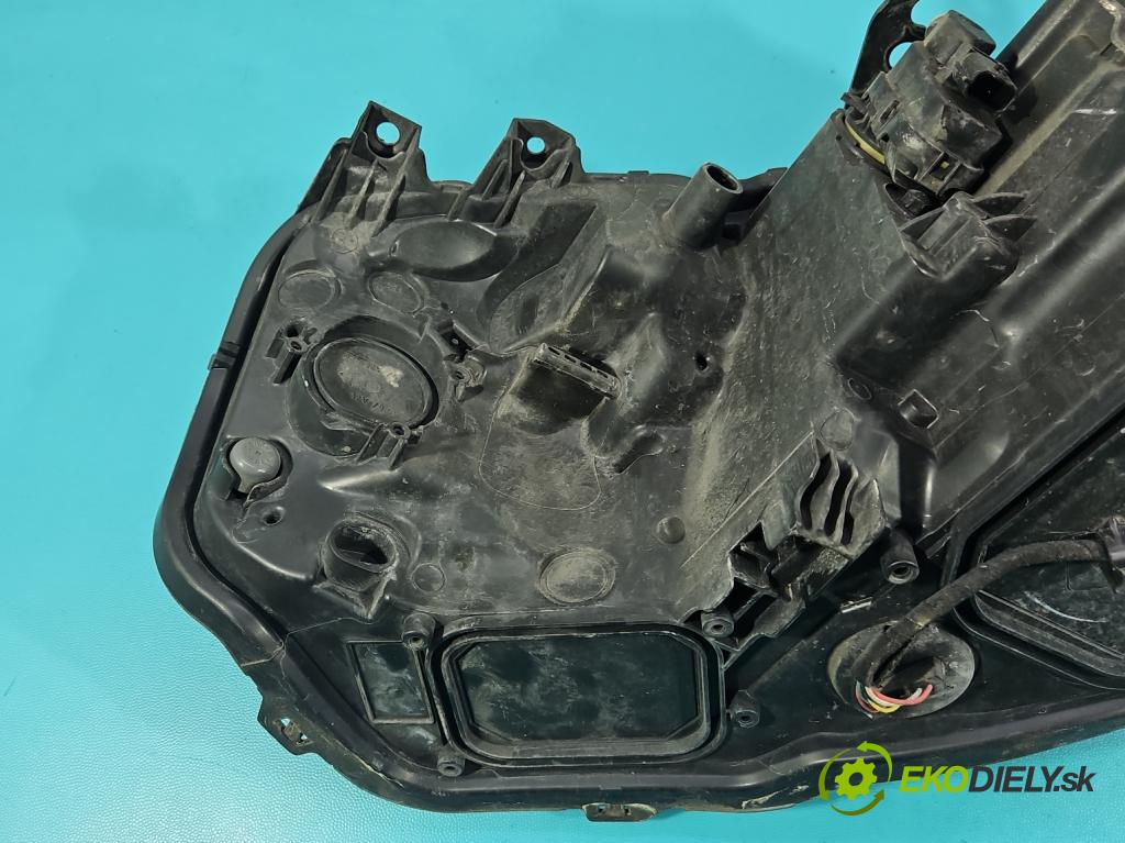 Toyota Auris II 2012-2018 1.6 16V 132  HP manual 97 kW 1598 cm3 5- Reflektor: pravý 81110-02K30 (Svetlo predné pravé)