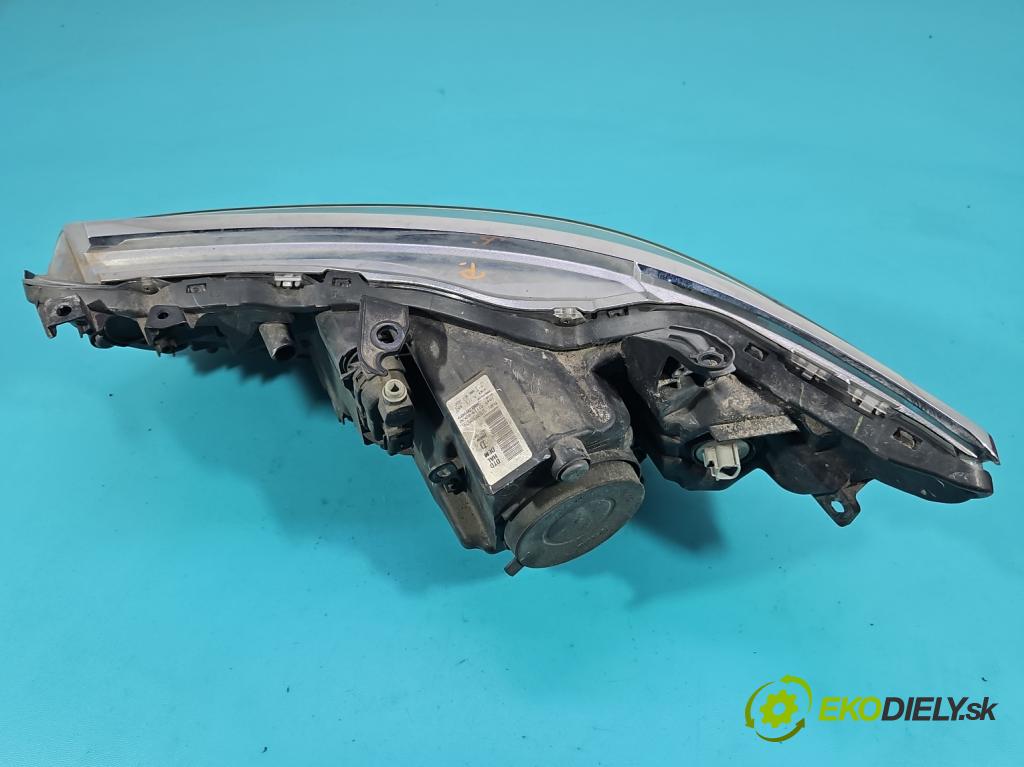 Toyota Auris II 2012-2018 1.6 16V 132  HP manual 97 kW 1598 cm3 5- Reflektor: pravý 81110-02K30 (Svetlo predné pravé)