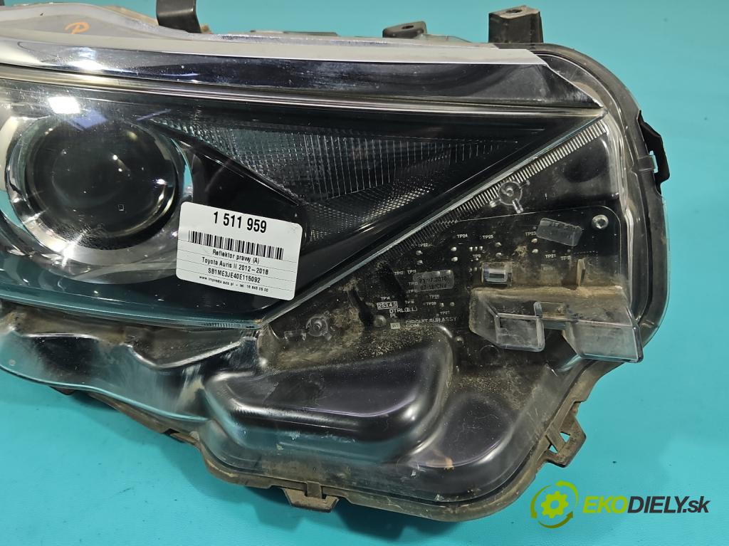 Toyota Auris II 2012-2018 1.6 16V 132  HP manual 97 kW 1598 cm3 5- Reflektor: pravý 81110-02K30 (Svetlo predné pravé)