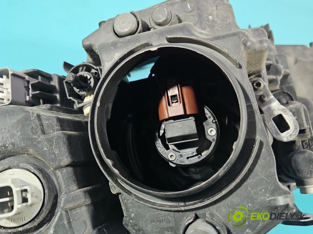 Toyota Auris II 2012-2018 1.6 16V 132  HP manual 97 kW 1598 cm3 5- Reflektor: pravý 81110-02K30 (Svetlo predné pravé)