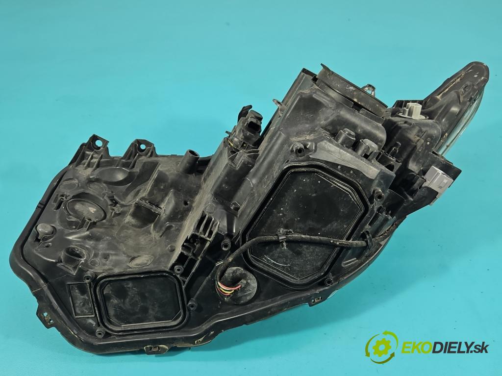 Toyota Auris II 2012-2018 1.6 16V 132  HP manual 97 kW 1598 cm3 5- Reflektor: pravý 81110-02K30 (Svetlo predné pravé)