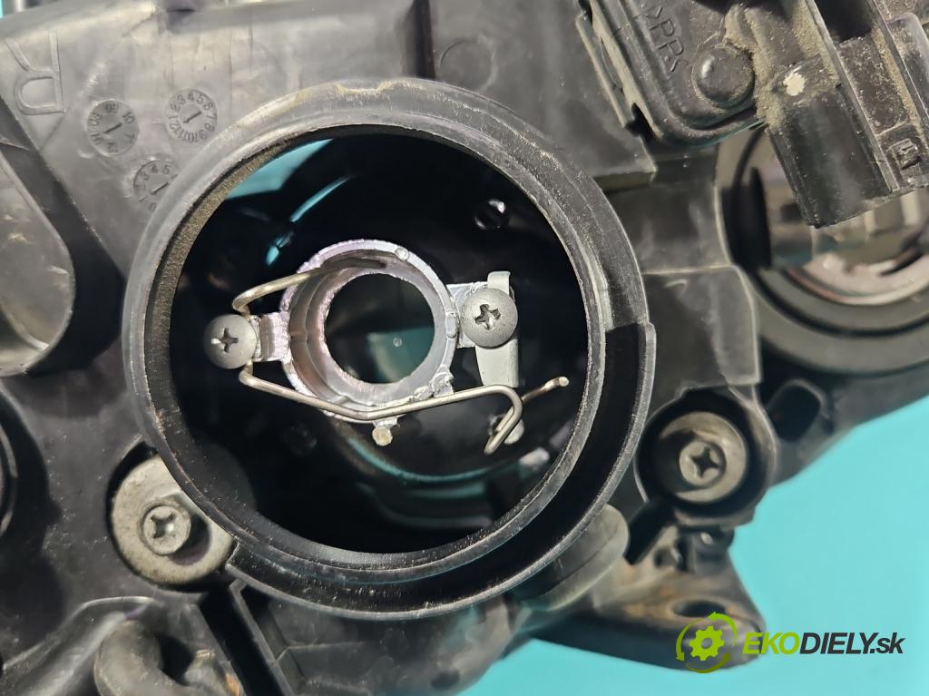 Mazda 3 I BK 2003-2009 1.6 citd 109 HP manual 80 kW 1560 cm3 5- Reflektor: pravý  (Svetlo predné pravé)