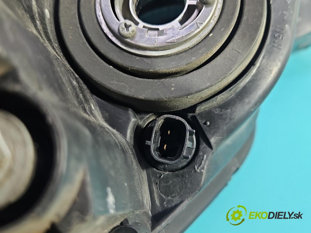 Mazda 3 I BK 2003-2009 1.6 citd 109 HP manual 80 kW 1560 cm3 5- Reflektor: pravý  (Svetlo predné pravé)