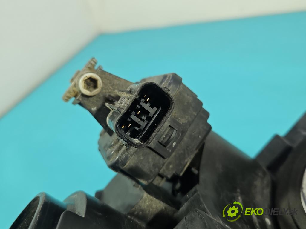 Mazda 3 I BK 2003-2009 1.6 citd 109 HP manual 80 kW 1560 cm3 5- Reflektor: pravý  (Svetlo predné pravé)