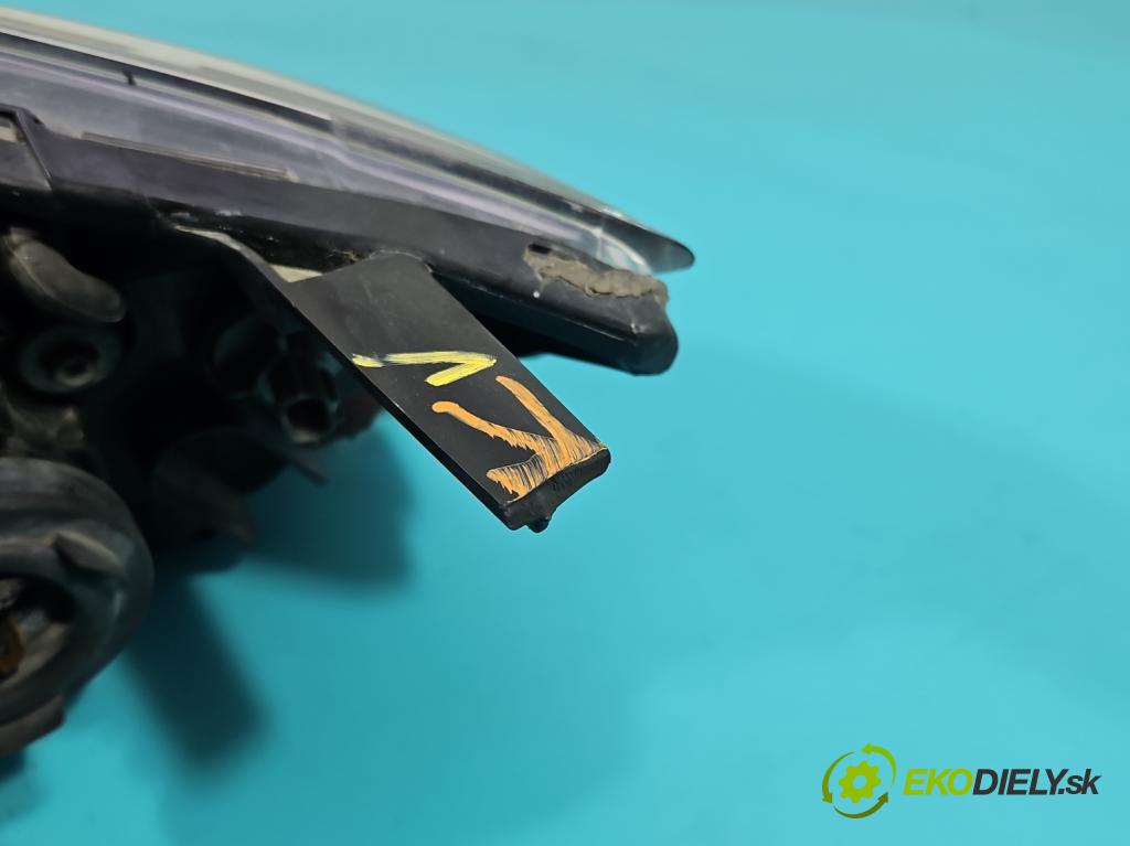 Mazda 3 I BK 2003-2009 1.6 citd 109 HP manual 80 kW 1560 cm3 5- Reflektor: pravý  (Svetlo predné pravé)