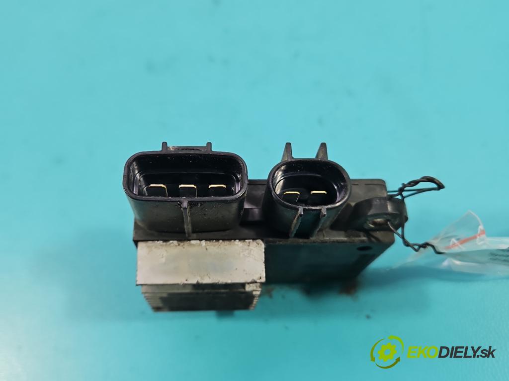 Toyota Auris II 2012-2018 1.6 16V 132  HP manual 97 kW 1598 cm3 5- Relé: ventilátoru 89257-12010