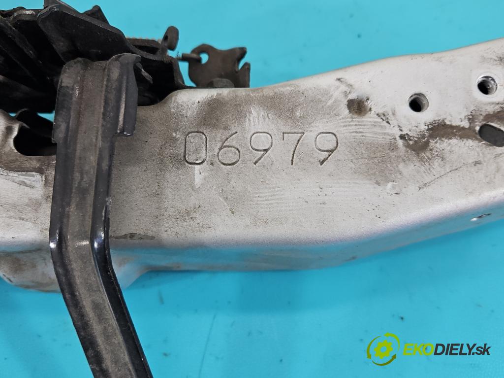 Toyota Auris II 2012-2018 1.6 16V 132 hp manual 97 kW 1598 cm3 5- stěna přední  (Přední výztuha)