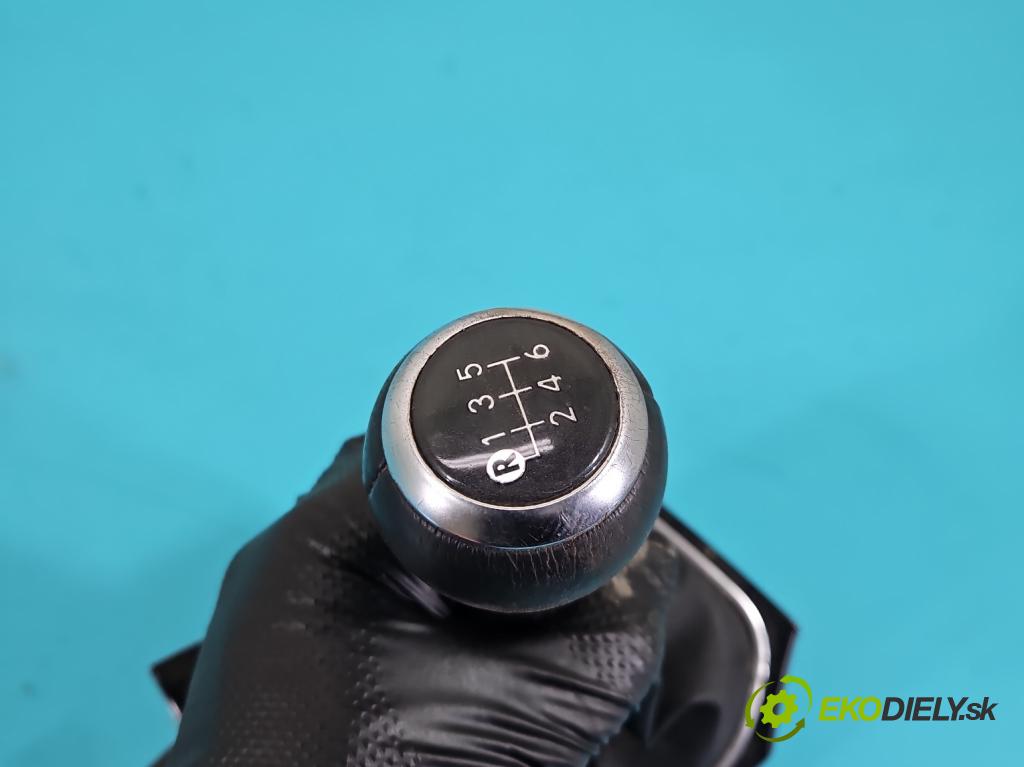 Toyota Auris II 2012-2018 1.6 16V 132  HP manual 97 kW 1598 cm3 5- Páka: Změny: stupeň,rýchlosť  (Rýchlostná páka (kulisa))