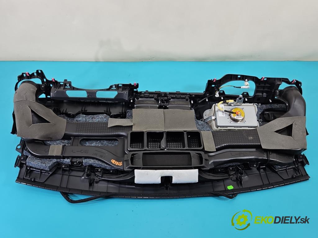 Toyota Auris II 2012-2018 1.6 16V 132 hp manual 97 kW 1598 cm3 5- kokpit,přistrojova deska