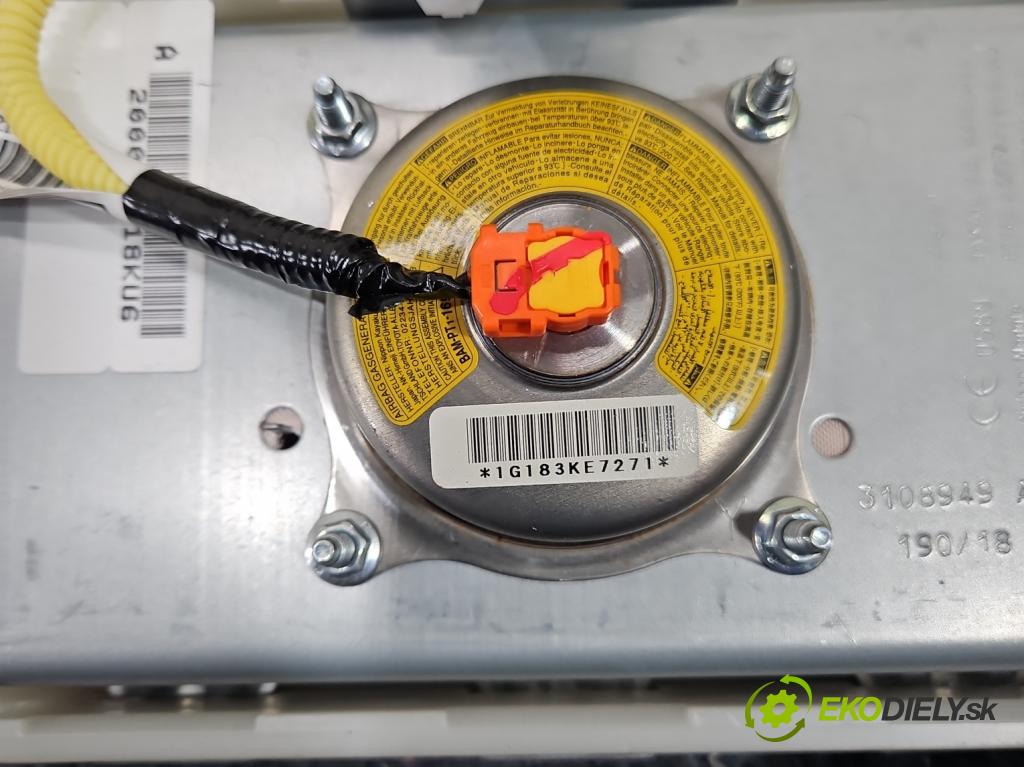 Toyota Auris II 2012-2018 1.6 16V 132 hp manual 97 kW 1598 cm3 5- kokpit,přistrojova deska