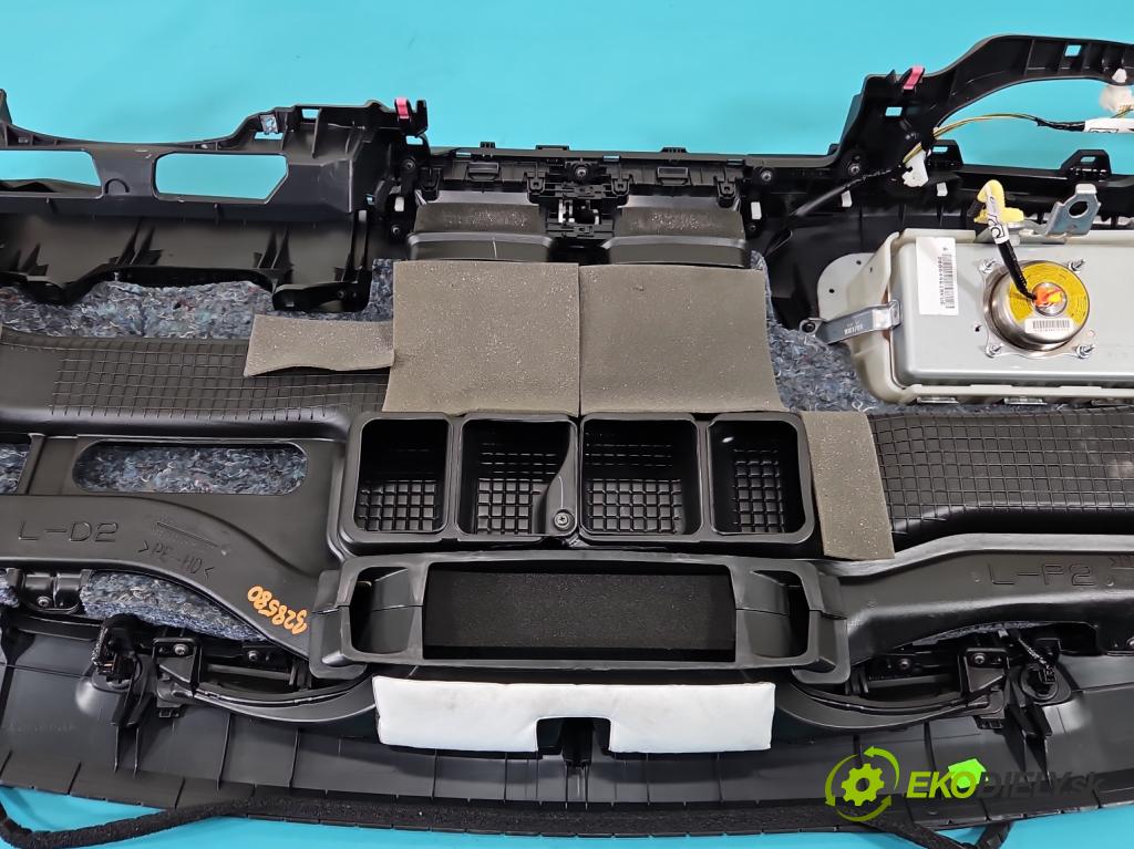 Toyota Auris II 2012-2018 1.6 16V 132 hp manual 97 kW 1598 cm3 5- kokpit,přistrojova deska