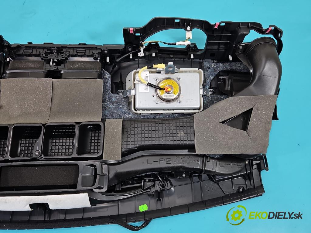 Toyota Auris II 2012-2018 1.6 16V 132 hp manual 97 kW 1598 cm3 5- kokpit,přistrojova deska