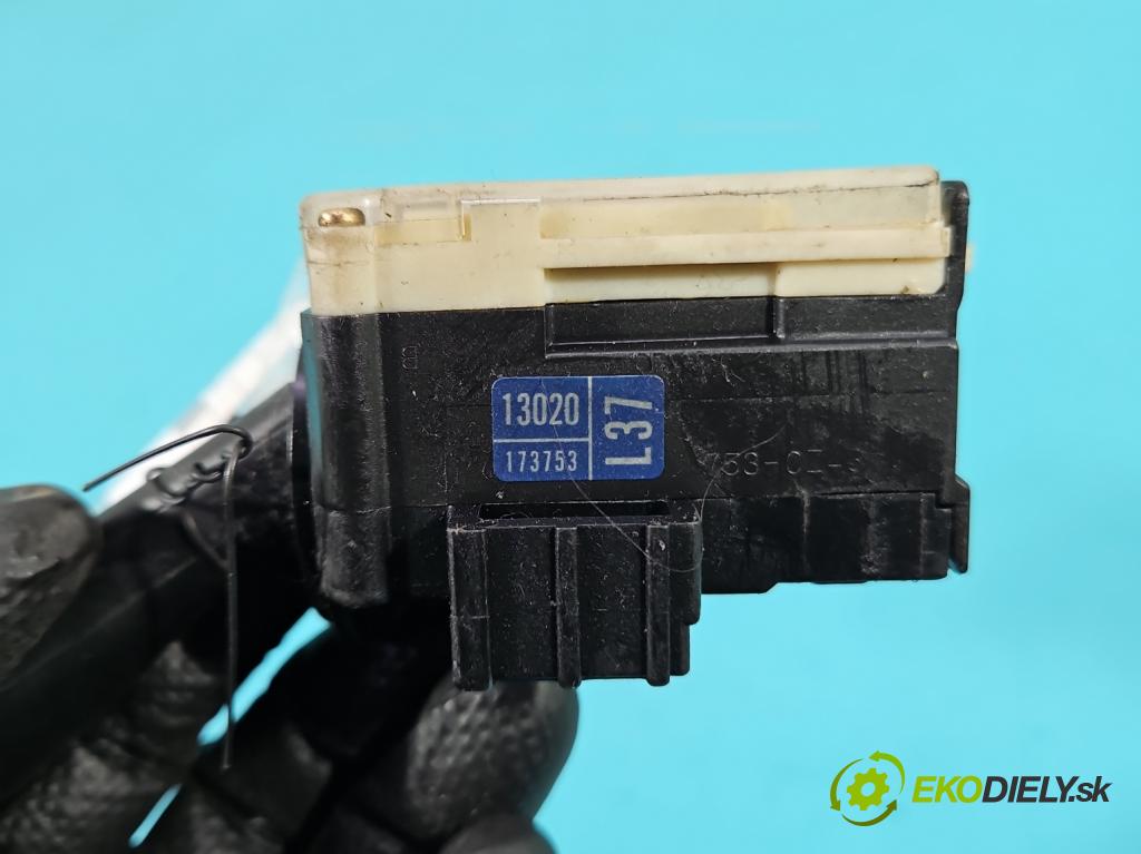 Toyota Corolla E12 2001-2009 1.6 vvti 110 HP manual 81 kW 1598 cm3 5- prepínač smeroviek 173753 (Prepínacie páčky pod volantom)