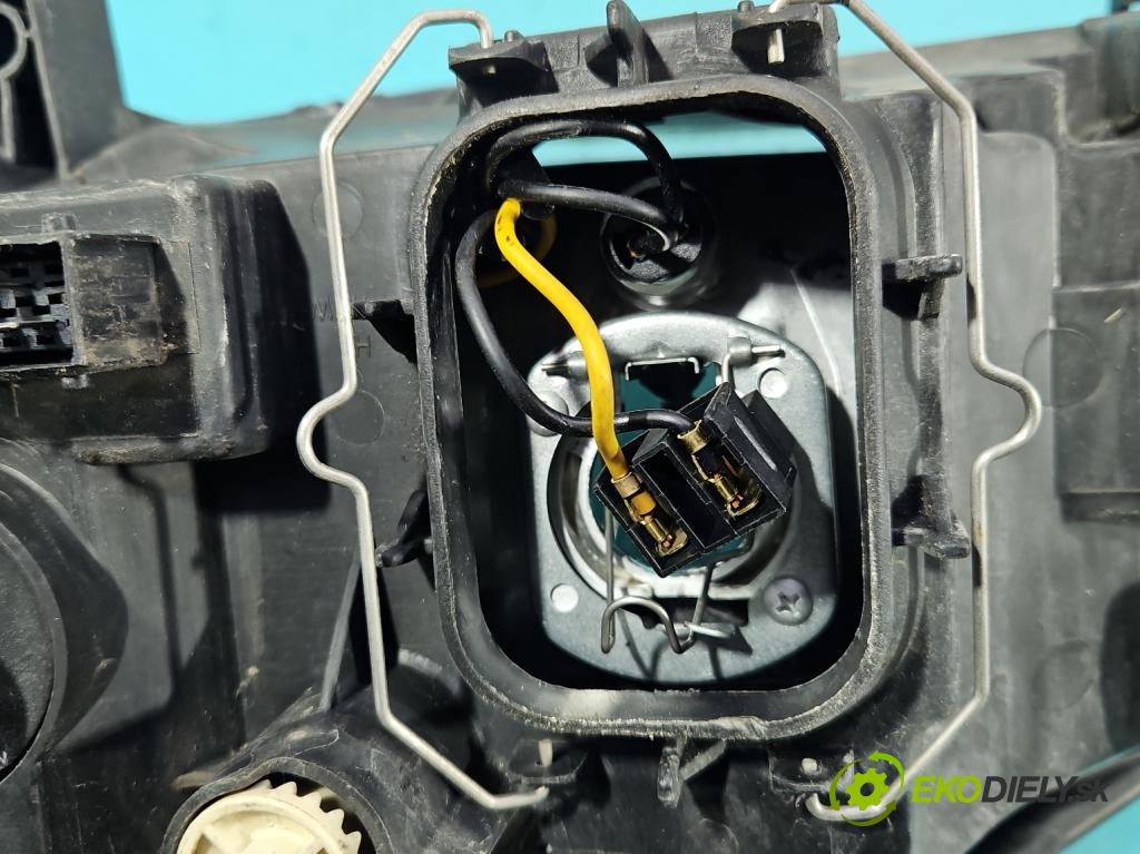 Toyota Corolla E12 2001-2009 1.6 vvti 110 HP manual 81 kW 1598 cm3 5- Reflektor: pravý  (Svetlo predné pravé)