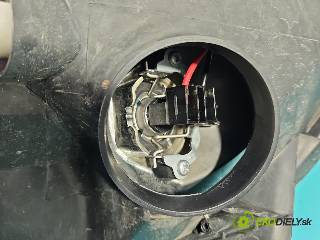 Toyota Corolla E12 2001-2009 1.6 vvti 110 HP manual 81 kW 1598 cm3 5- Reflektor: pravý  (Svetlo predné pravé)