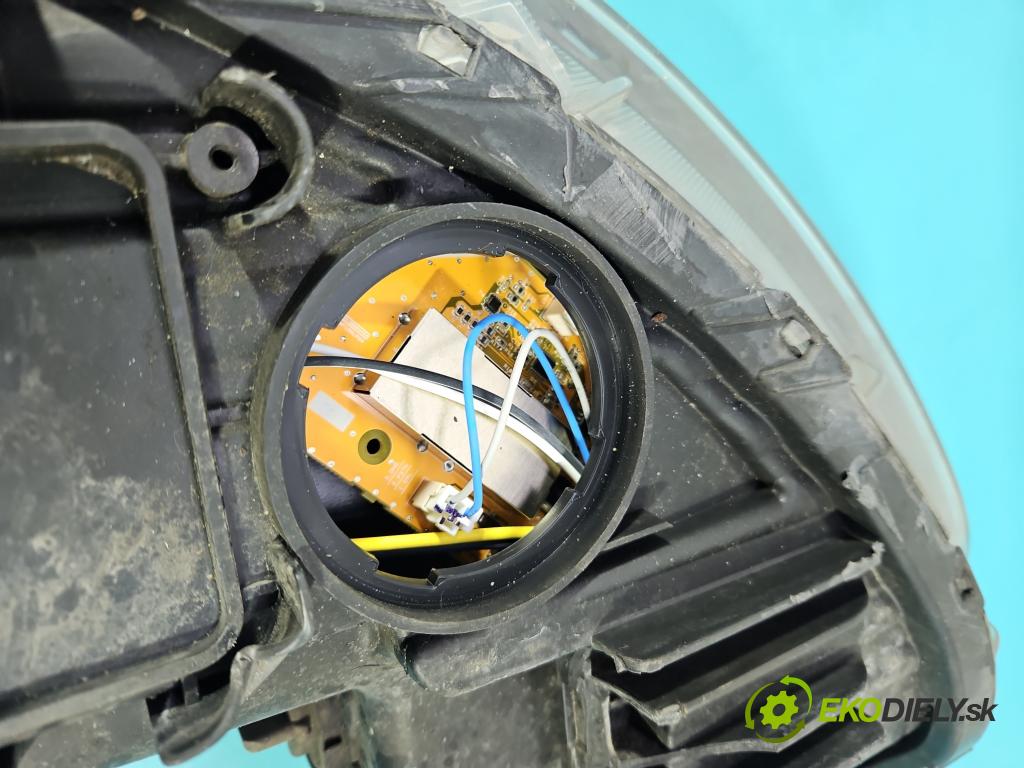 Hyundai Ix35 2.0 crdi 136 HP manual 100 kW 1995 cm3 5- Reflektor: pravý  (Svetlo predné pravé)