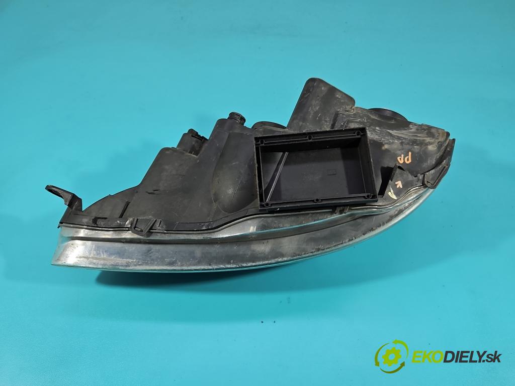 Alfa romeo 147 1.9 jtd 120 HP manual 88 kW 1910 cm3 5- Reflektor: pravý (Svetlo predné pravé)