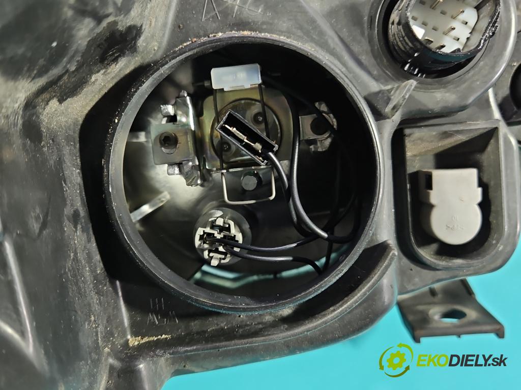 Alfa romeo 147 1.9 jtd 120 HP manual 88 kW 1910 cm3 5- Reflektor: pravý (Svetlo predné pravé)