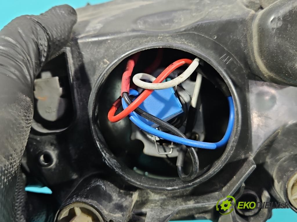 Alfa romeo 147 1.9 jtd 120 HP manual 88 kW 1910 cm3 5- Reflektor: pravý (Svetlo predné pravé)