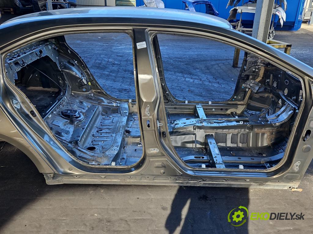 Toyota Corolla E21 2019- 1.8 16V 98 hp automatic 72 kW 1798 cm3 4- práh pravý  (Karoserie ostatní)