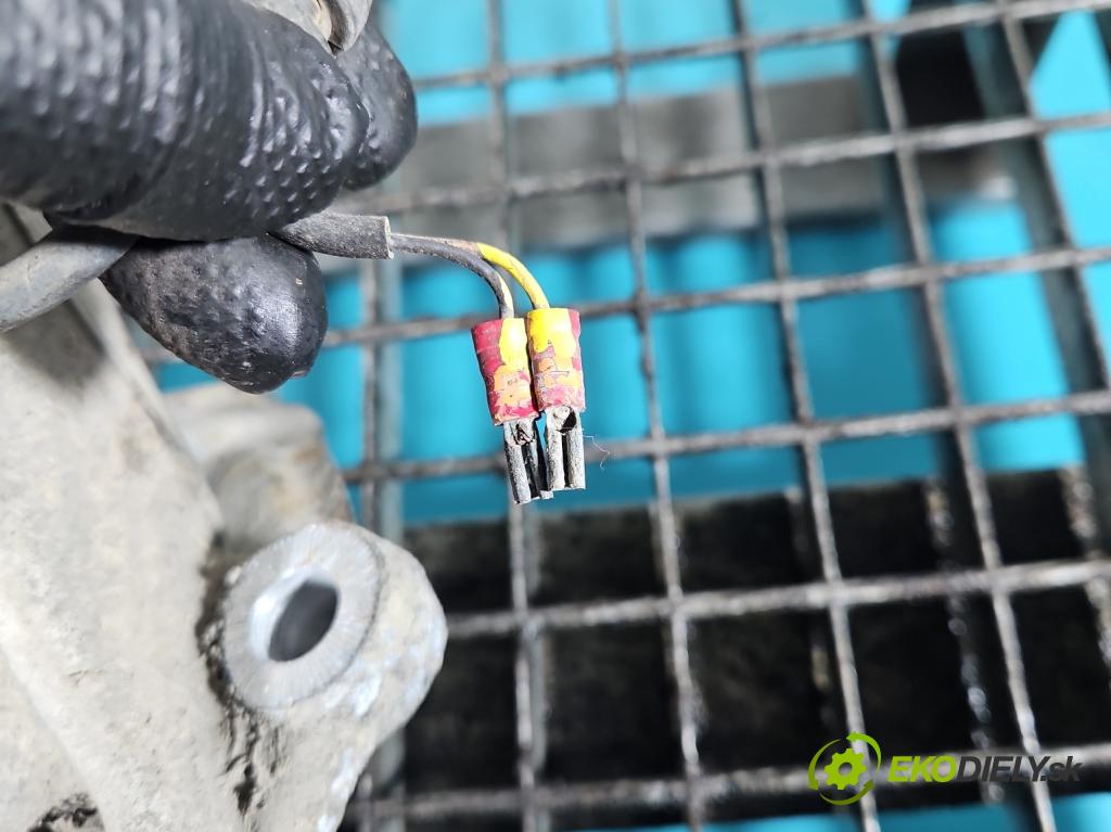 Audi A4 B7 2004-2008 2.0 tdi 140 hp manual 103 kW 1986 cm3 5- náboj pravé  (Náboj kola)