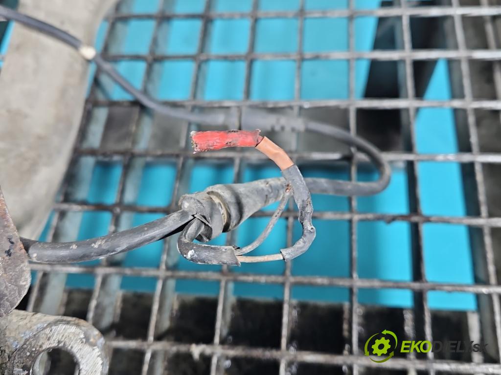 Audi A4 B7 2004-2008 2.0 tdi 140 hp manual 103 kW 1986 cm3 5- náboj levé  (Náboj kola)