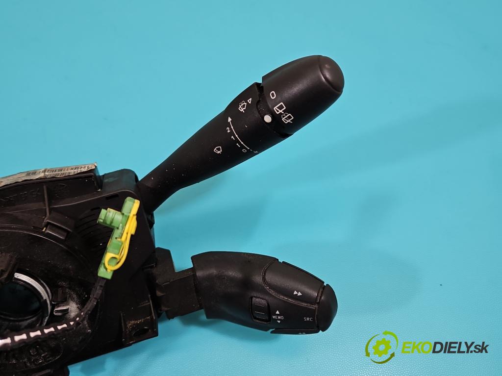 Peugeot 206 1.4 hdi 68 HP manual 50 kW 1398 cm3 3- prepínač komplex:  (Prepínacie páčky pod volantom)