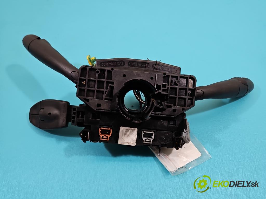 Peugeot 206 1.4 hdi 68 HP manual 50 kW 1398 cm3 3- prepínač komplex:  (Prepínacie páčky pod volantom)