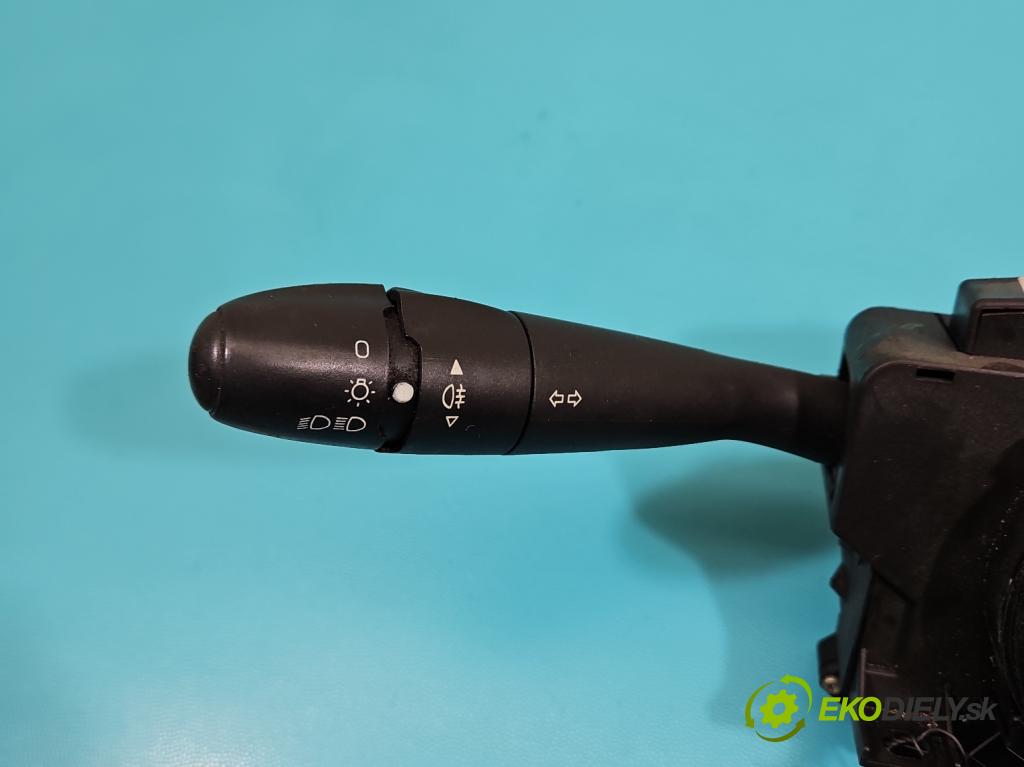 Peugeot 206 1.4 hdi 68 HP manual 50 kW 1398 cm3 3- prepínač komplex:  (Prepínacie páčky pod volantom)