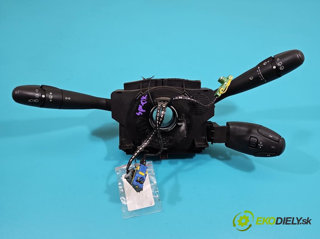 Peugeot 206 1.4 hdi 68 HP manual 50 kW 1398 cm3 3- prepínač komplex:  (Prepínacie páčky pod volantom)