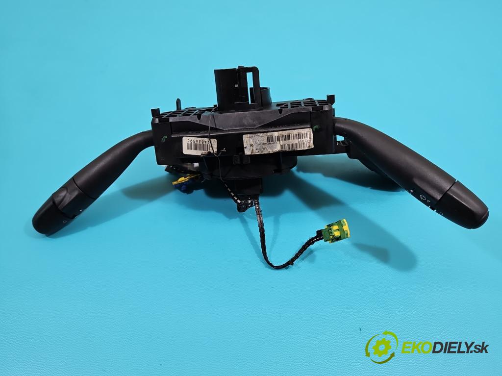 Peugeot 206 1.4 hdi 68 HP manual 50 kW 1398 cm3 3- prepínač komplex:  (Prepínacie páčky pod volantom)