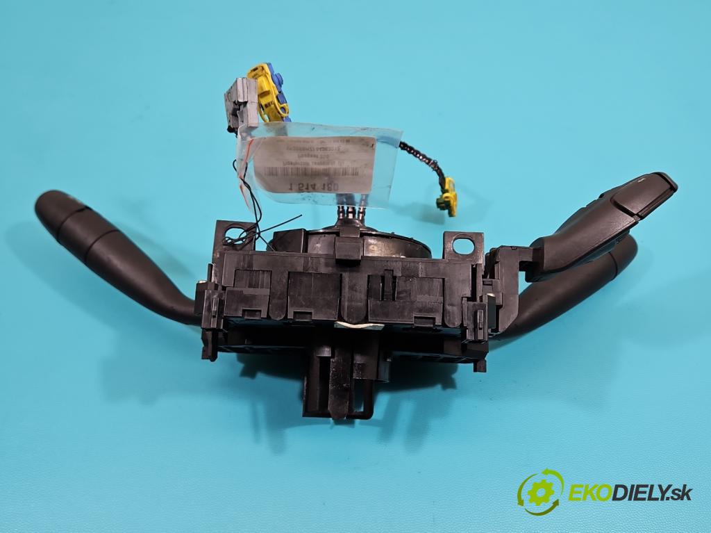 Peugeot 206 1.4 hdi 68 HP manual 50 kW 1398 cm3 3- prepínač komplex:  (Prepínacie páčky pod volantom)