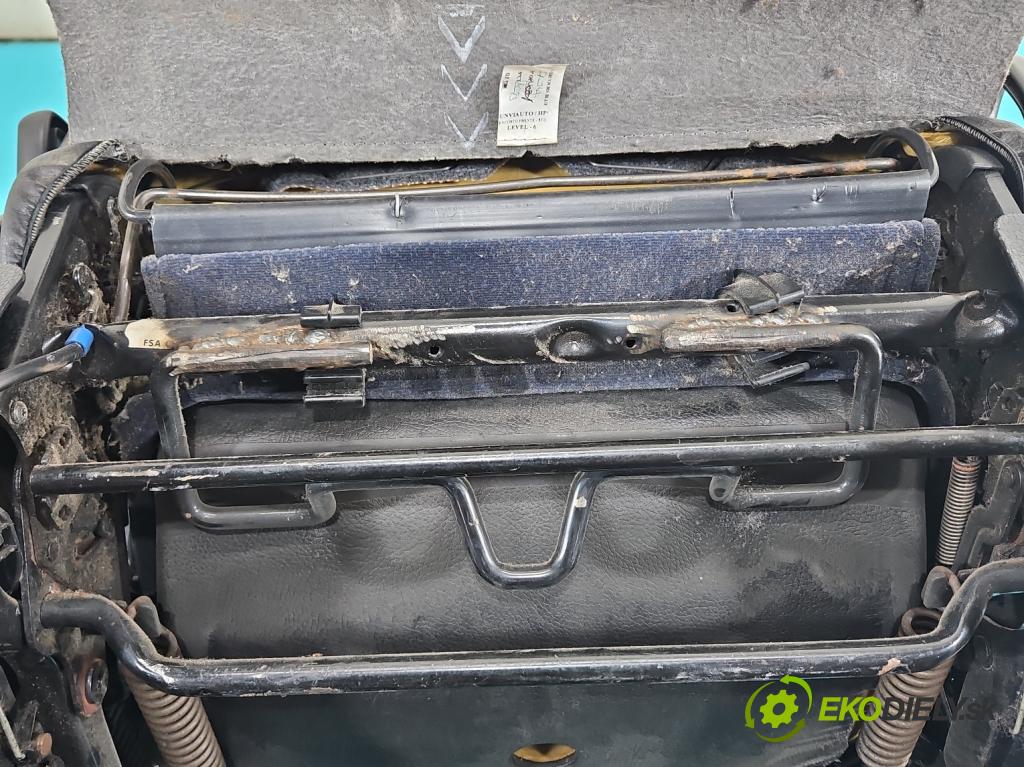 Peugeot 206 1.4 hdi 68 HP manual 50 kW 1398 cm3 3- Sedačka ľavý (Sedadlo)