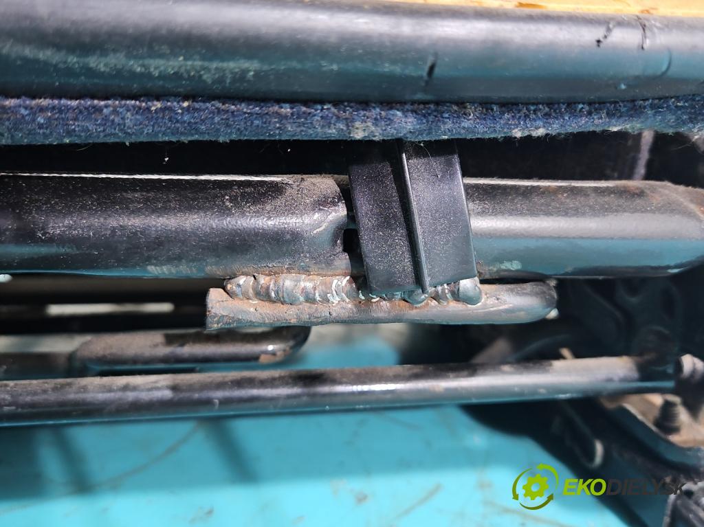 Peugeot 206 1.4 hdi 68 HP manual 50 kW 1398 cm3 3- Sedačka ľavý (Sedadlo)