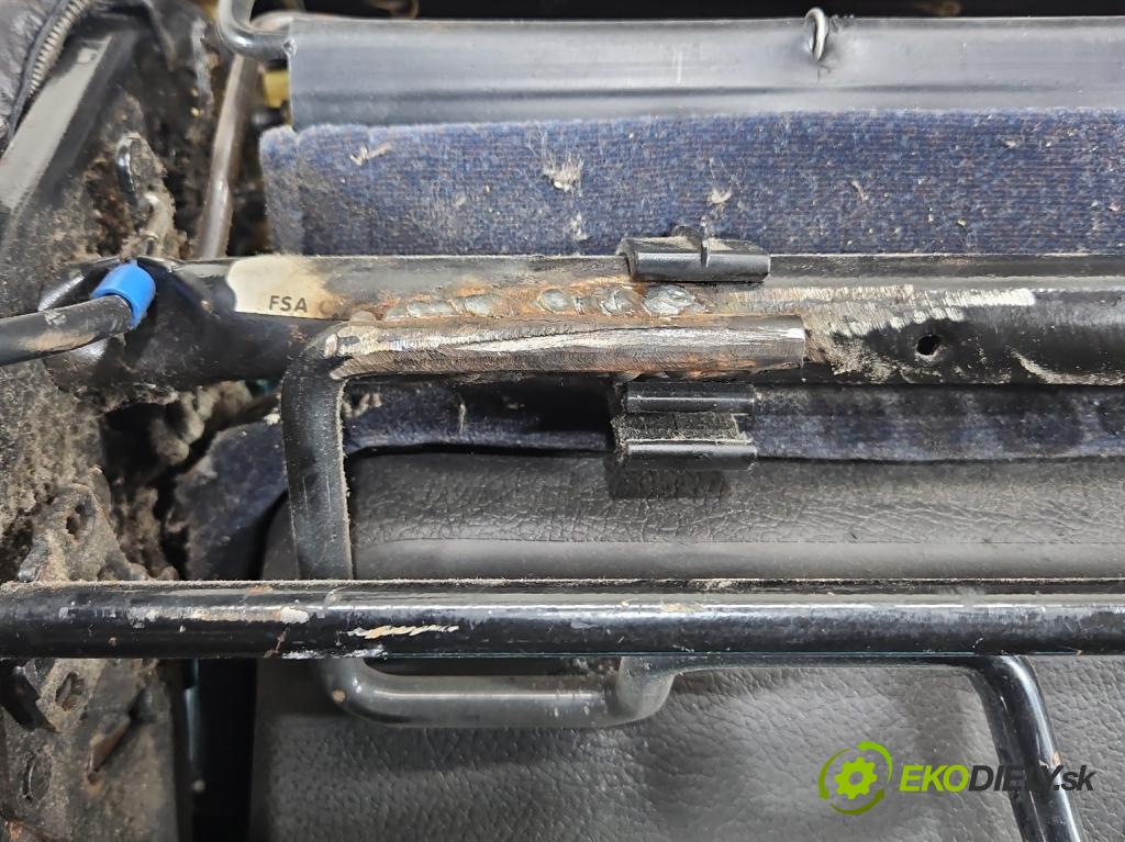 Peugeot 206 1.4 hdi 68 HP manual 50 kW 1398 cm3 3- Sedačka ľavý (Sedadlo)