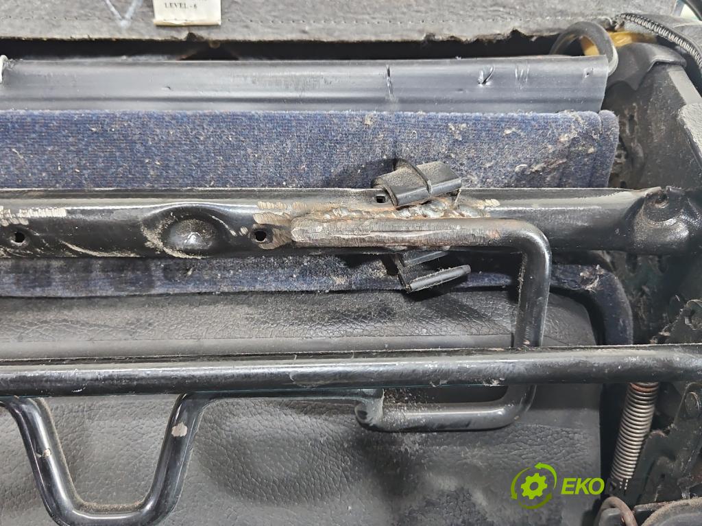 Peugeot 206 1.4 hdi 68 HP manual 50 kW 1398 cm3 3- Sedačka ľavý (Sedadlo)