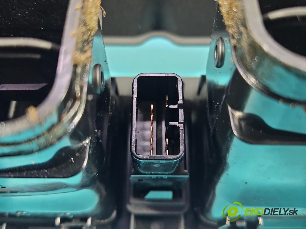 Toyota Avensis II T25 2003-2008 2.0 D4D 110 hp manual 81 kW 1995 cm3 5- Mřížka: topení medián:  (Mřížka topení)