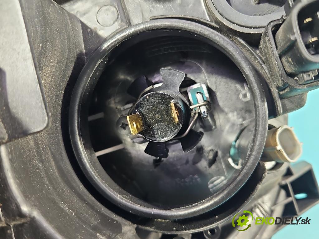 Toyota Avensis II T25 2003-2008 2.0 D4D 110 HP manual 81 kW 1995 cm3 5- Reflektor: pravý  (Svetlo predné pravé)