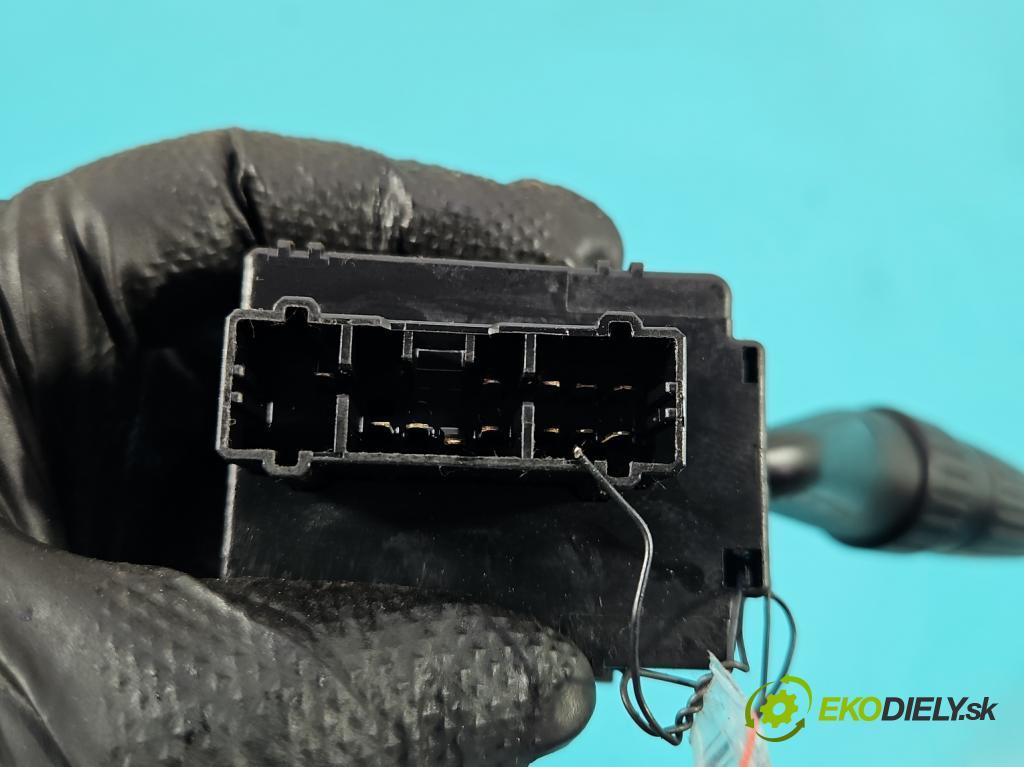 Honda Fr-v 1.7 16V 125 HP manual 92 kW 1668 cm3 5- prepínač smeroviek M18620 (Prepínacie páčky pod volantom)