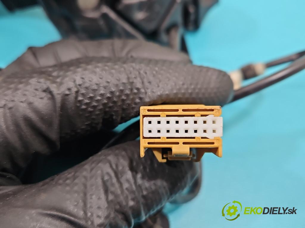 Audi A4 B7 2004-2008 1.8 T 20V 163 hp manual 120 kW 1781 cm3 5- zpětné zrcátko levé  (Klika dveří ostatní)