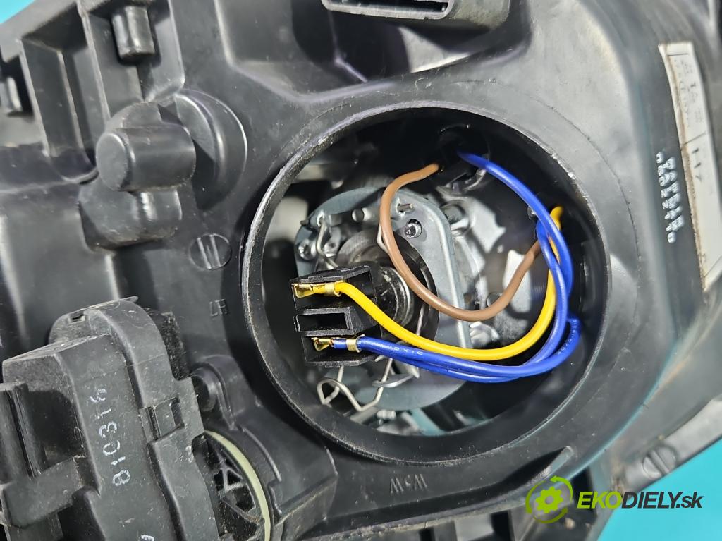 Renault Clio III 2005-2012 1.6 16V 111KM automatic 82 kW 1598 cm3 5- Reflektor: pravý  (Svetlo predné pravé)