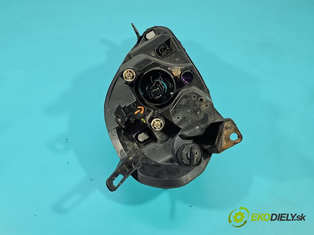 Fiat Punto Grande 1.2 8v 65 HP manual 48 kW 1242 cm3 3- Reflektor: ľavý  (Kľučka dverí ostatné)