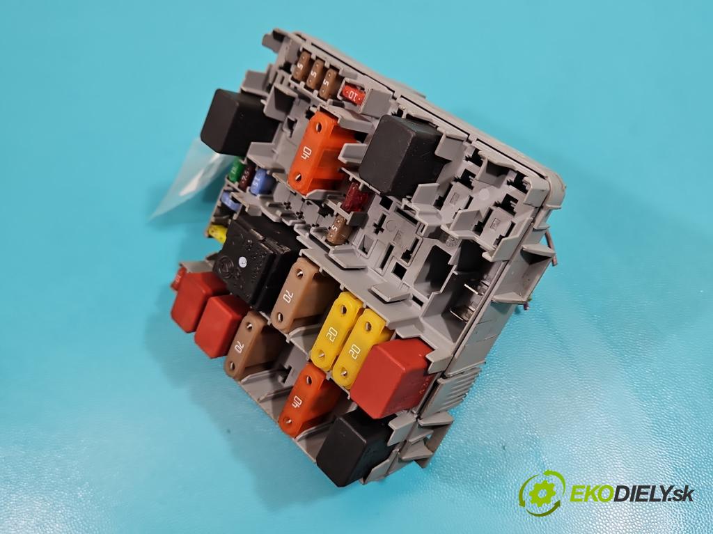 Fiat Punto Grande 1.2 8v 65 HP manual 48 kW 1242 cm3 3- skrinka poistka 13687866 (Poistková skrinka)