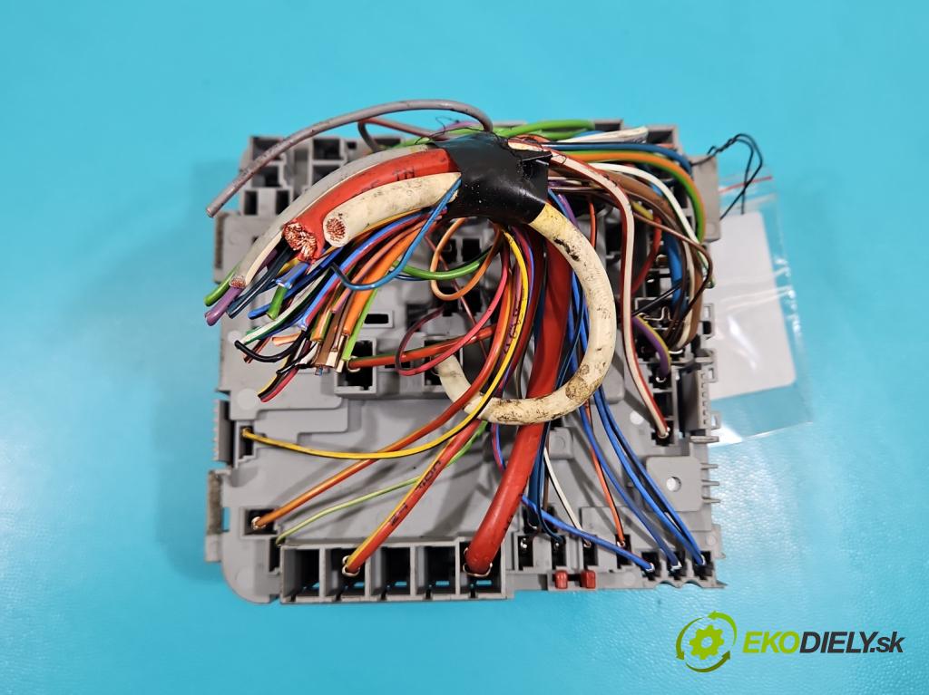 Fiat Punto Grande 1.2 8v 65 HP manual 48 kW 1242 cm3 3- skrinka poistka 13687866 (Poistková skrinka)