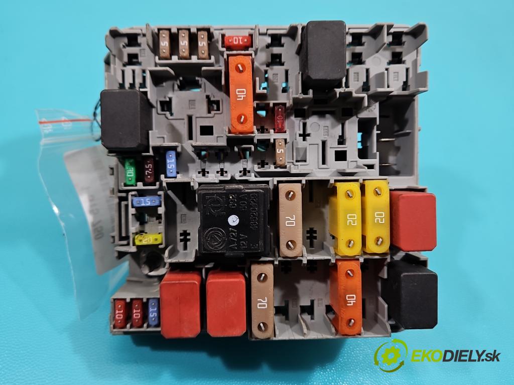 Fiat Punto Grande 1.2 8v 65 HP manual 48 kW 1242 cm3 3- skrinka poistka 13687866 (Poistková skrinka)