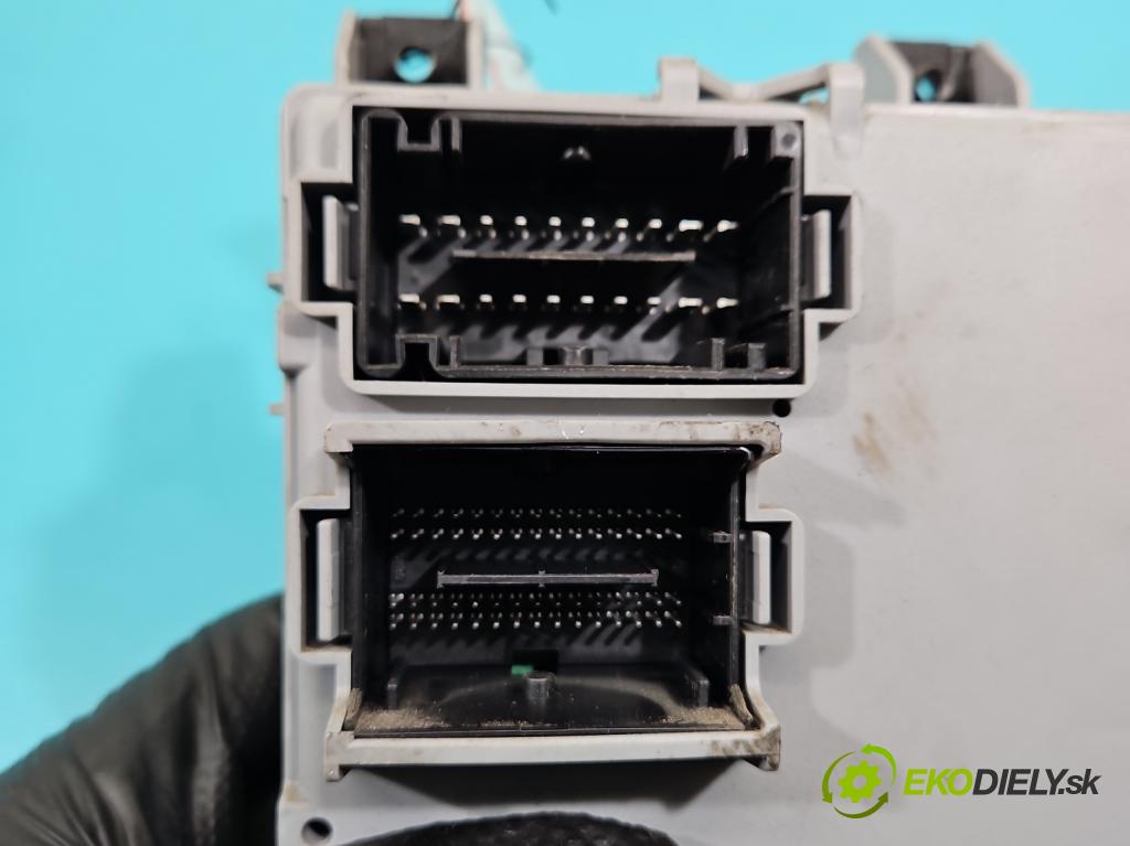 Fiat Punto Grande 1.2 8v 65 HP manual 48 kW 1242 cm3 3- skrinka poistka 00518263170 (Poistková skrinka)