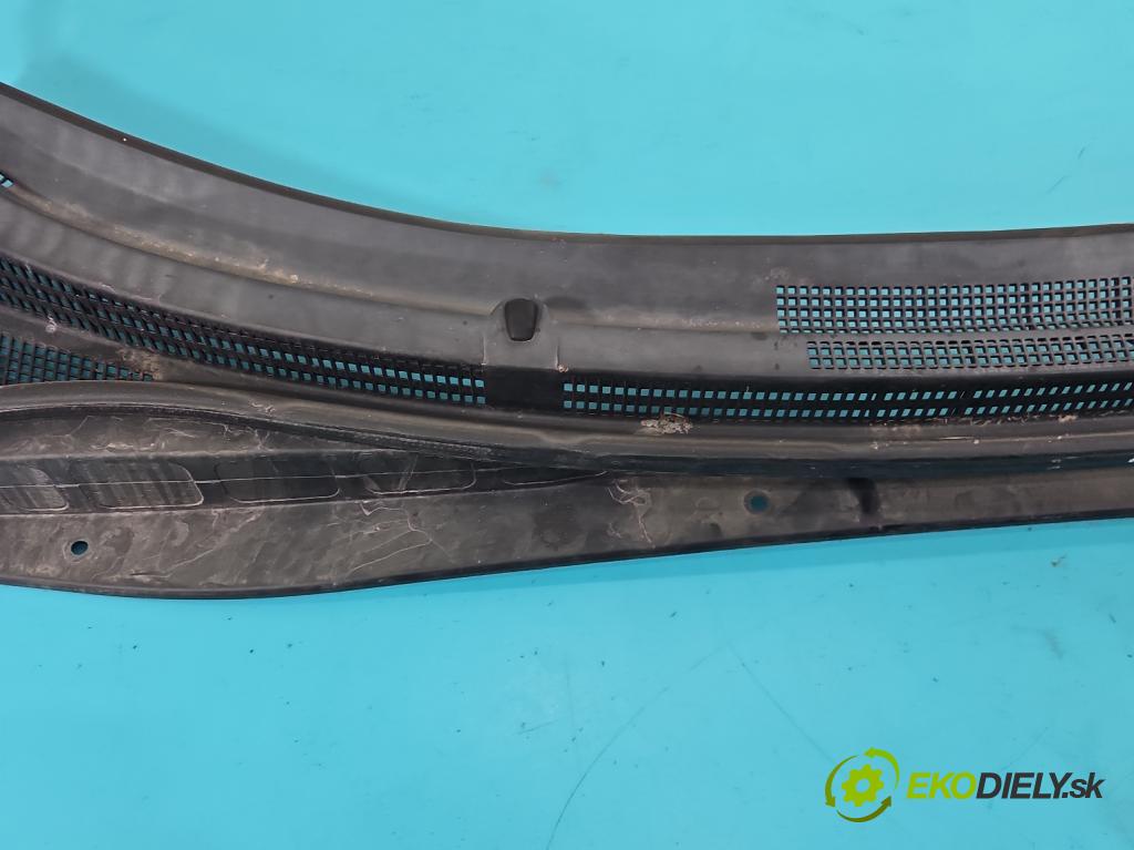 Hyundai Ix35 2.0 crdi 4wd 136 HP manual 100 kW 1995 cm3 5- torpédo  (Torpédo (plast pod čelným sklom))