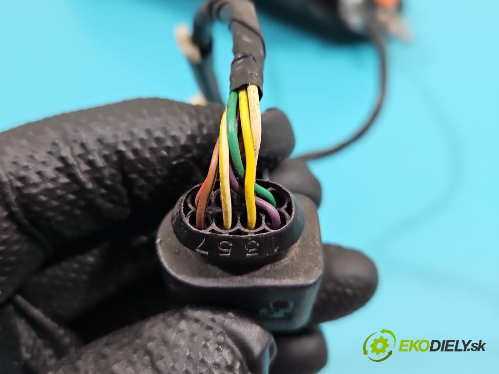 Seat Leon III 2012-2020 2.0 tdi 150 hp automatic 110 kW 1968 cm3 5- zpětné zrcátko levé  (Klika dveří ostatní)