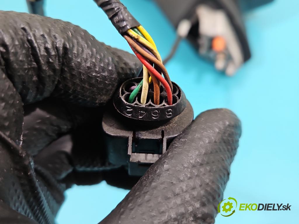 Seat Leon III 2012-2020 2.0 tdi 150 hp automatic 110 kW 1968 cm3 5- zpětné zrcátko levé  (Klika dveří ostatní)